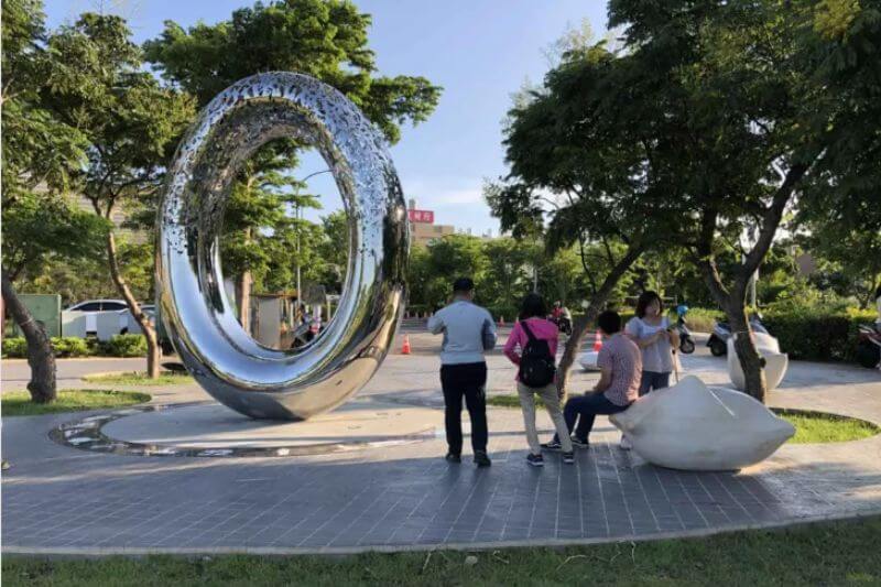 景观不锈钢雕塑与环境的关系